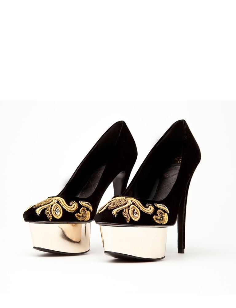 <p>Salones en ante negro con brocado dorado en la parte delantera y maxi plataformas que recuerdan a las formas de <strong>Dolce&amp;Gabbana.</strong></p>