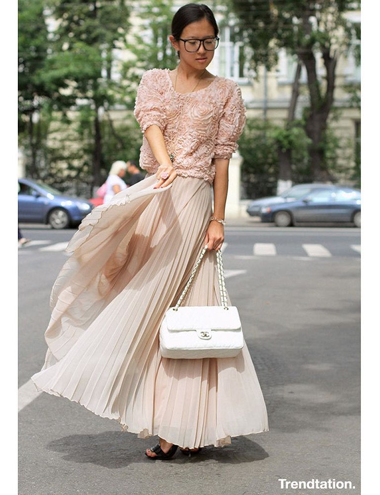 <p>Elegancia y romanticismo, esto es lo que nos transmite el delicado outfit de Li, con el color rosa maquillaje como total protagonista y una mezcla de texturas sorprendente; las tabillas de la falda contrastan con las rosas en relieve del top, ambos de Zara.</p>
