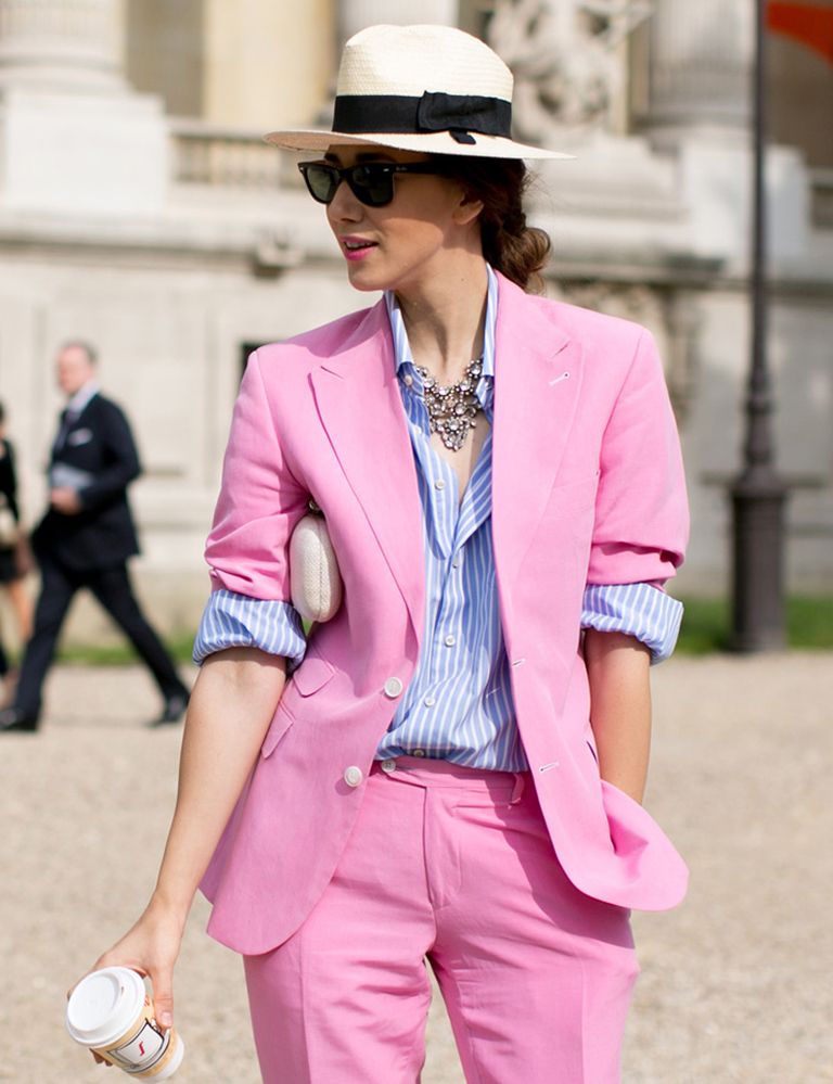 <p>Tuxedo en rosa combinado con camisa clásica de rayas azules con mangas vueltas. ¿Un plus? El borsalino y el clutch. Cambiándolo por un tote, lo fichamos de look working.</p>