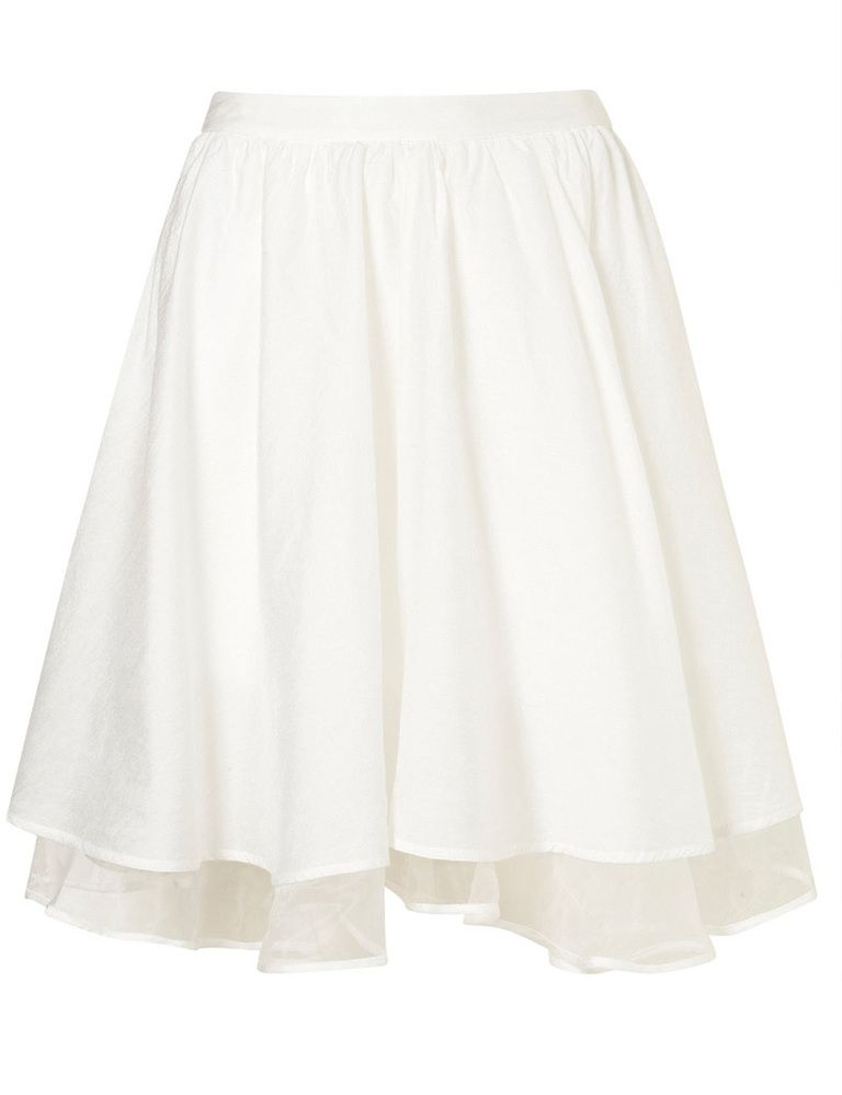 <p>Minifalda blanca con vuelo de <a href="http://www.topshop.com/webapp/wcs/stores/servlet/ProductDisplay?beginIndex=1&amp;viewAllFlag=&amp;catalogId=33057&amp;storeId=12556&amp;productId=5796765&amp;langId=-1&amp;sort_field=Relevance&amp;categoryId=208530&amp;parent_categoryId=203984&amp;pageSize=20&amp;refinements=Colour{1}~[white]&amp;n" target="_blank"><strong>Topshop</strong></a>&nbsp;(13 euros).</p>