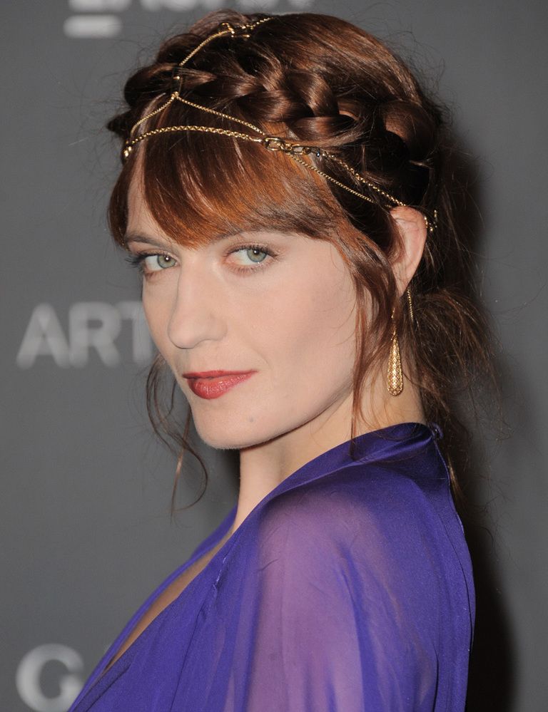 <p>La cantante <strong>Florence Welch</strong> deslumbra con este favorecedor look con una trenza-diadema y una cadena dorada entrelazada. ¿El detalle? Sus pendientes dorados de estilo 'vintage'. </p>