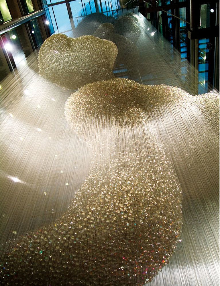 <p>Bleigiessen, escultura de bolas de cristal e hilos de acero en las oficinas de Wellcome Trust, en Londres.</p>