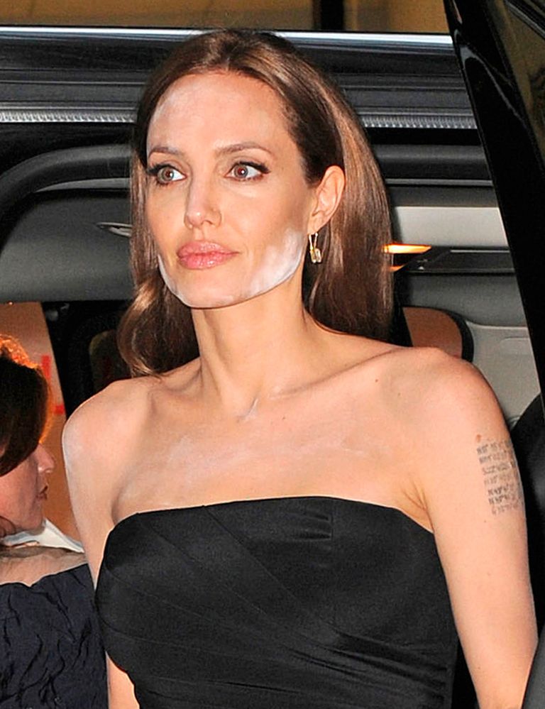 <p>A <strong>Angelina Jolie</strong>, los polvos sueltos le juegan una mala pasada... ¿Cómo evitarlo? En primer lugar, debes saber que este tipo de producto blanquea si te hacen una foto con flash. Así, puedes pensar que tu maquillaje está perfectamente difuminado... hasta que te ves en una foto. Para evitarlo, asegúrate de que están perfectamente extendidos o prescinde de ellos. De la misma manera, debes evitar los productos con protección solar, porque el flash de las fotografías también rebota en este tipo de producto.</p>