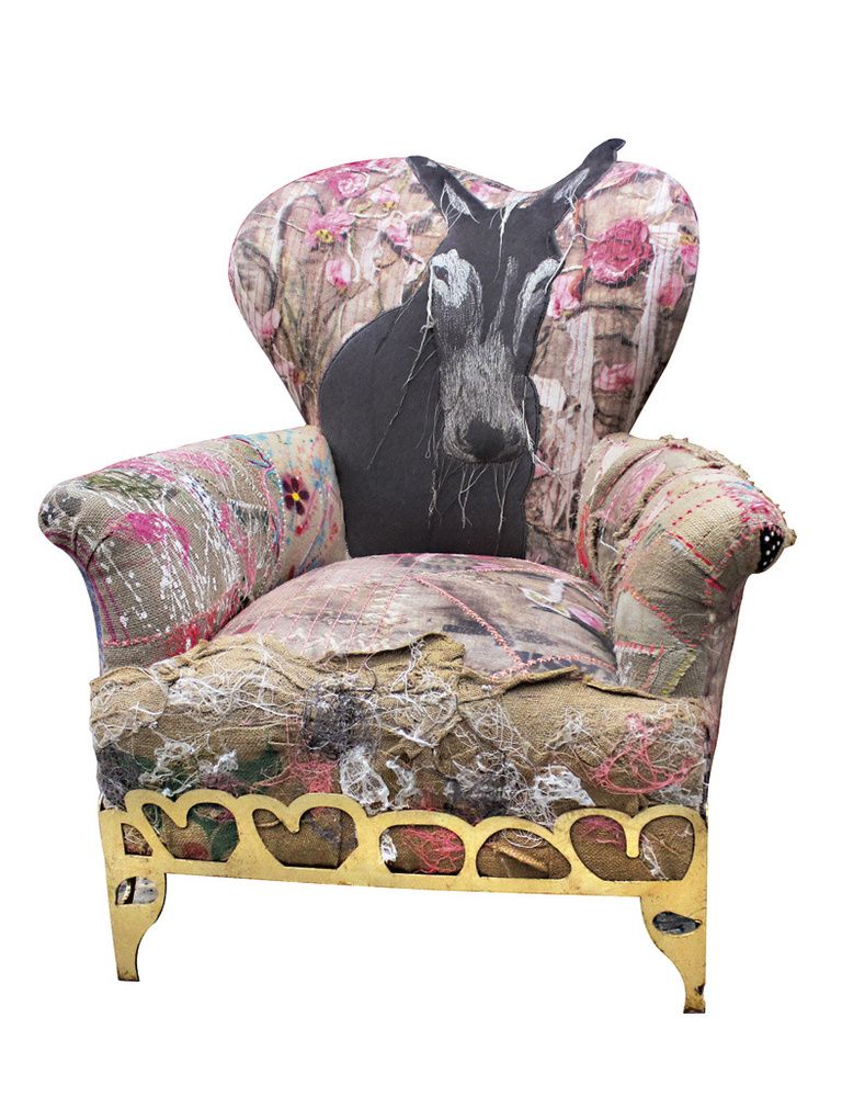 <p>El sillón <i>Balthazar</i> está realizado con telas pintadas a mano y aguanta lo que le echen. De Bokja, 2.000 €.</p>
