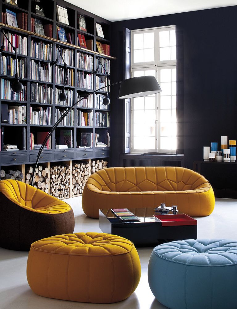 <p>Muebles de madera negra combinados con asientos de inspiración marroquí, mod. Ottoman, desde 2.390 € el sofá y 660 €/cu los pufs, de Ligne Roset. </p>