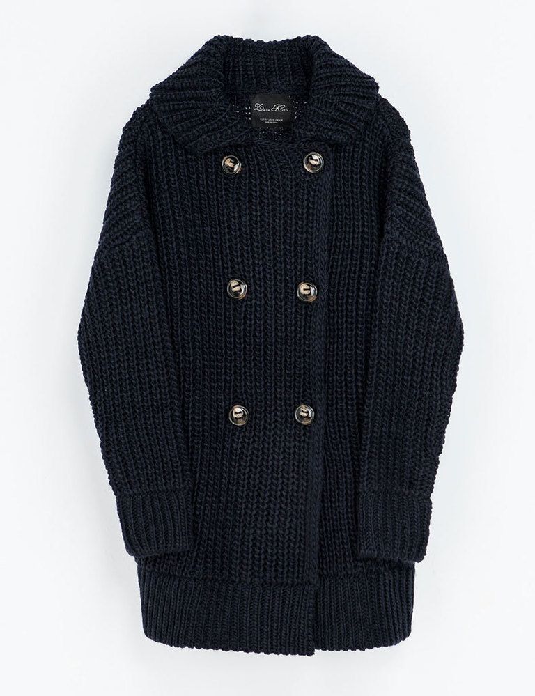 <p>Nos encanta esta chaqueta de punto grueso con doble botonadura, de<strong> Zara</strong> (39,95 €).</p>