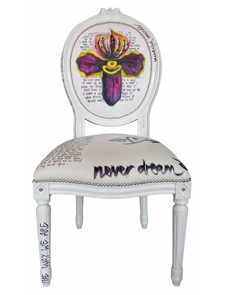 <p>Silla <i>Orchid Imperfection,</i> con respaldo y asiento de cuero y tachuelas, de Jimmie Martin (2.600 €). </p>