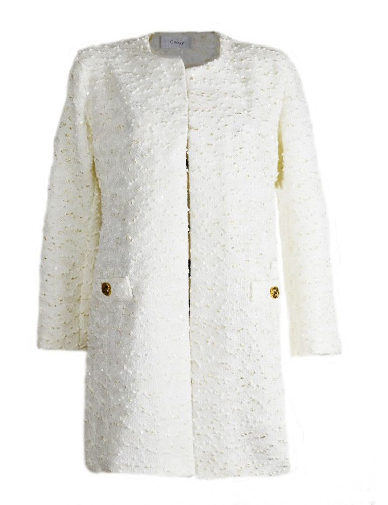 <p>Abrigo blanco de tejido pomposo, con detalles dorados, de <a href="http://www.coosy.es/shop/abrigos/abrigo-purpu-blanco/" target="_blank"><strong>Coosy</strong></a> por 87,12 €.</p>