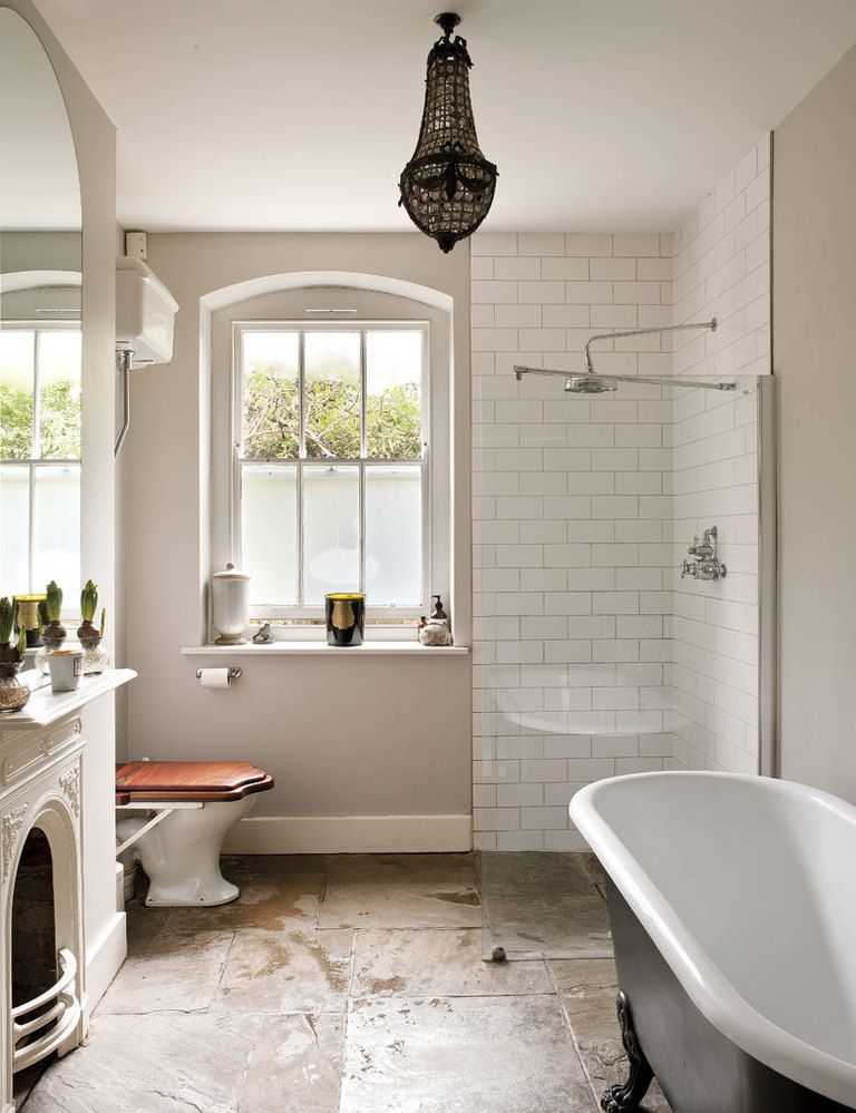 <p>En el cuarto de baño, frente a la sorprendente chimenea  victoriana, una bañera exenta de aire vintage, de Drummonds  (al igual que el resto de sanitarios). En el techo cuelga una lámpara procedente de un anticuario.</p>