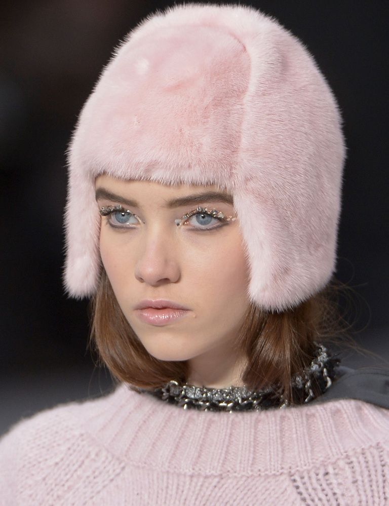 <p>Sobre un maquillaje natural y labios con ligero toque rosa, <strong>Chanel </strong>sorprendió con unos ojos deluxe con pequeños cristales sobre las pestañas. ¡Todo un lujo!</p>