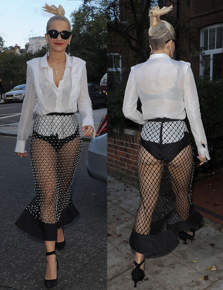 <p>Lo de salir a la calle enseñando las bragas es algo que nos supera. <strong>Rita Ora</strong> se atreve a hacerlo con esta falda de red, camisa blanca, salones al tobillo y un peinado para olvidar.&nbsp;</p>