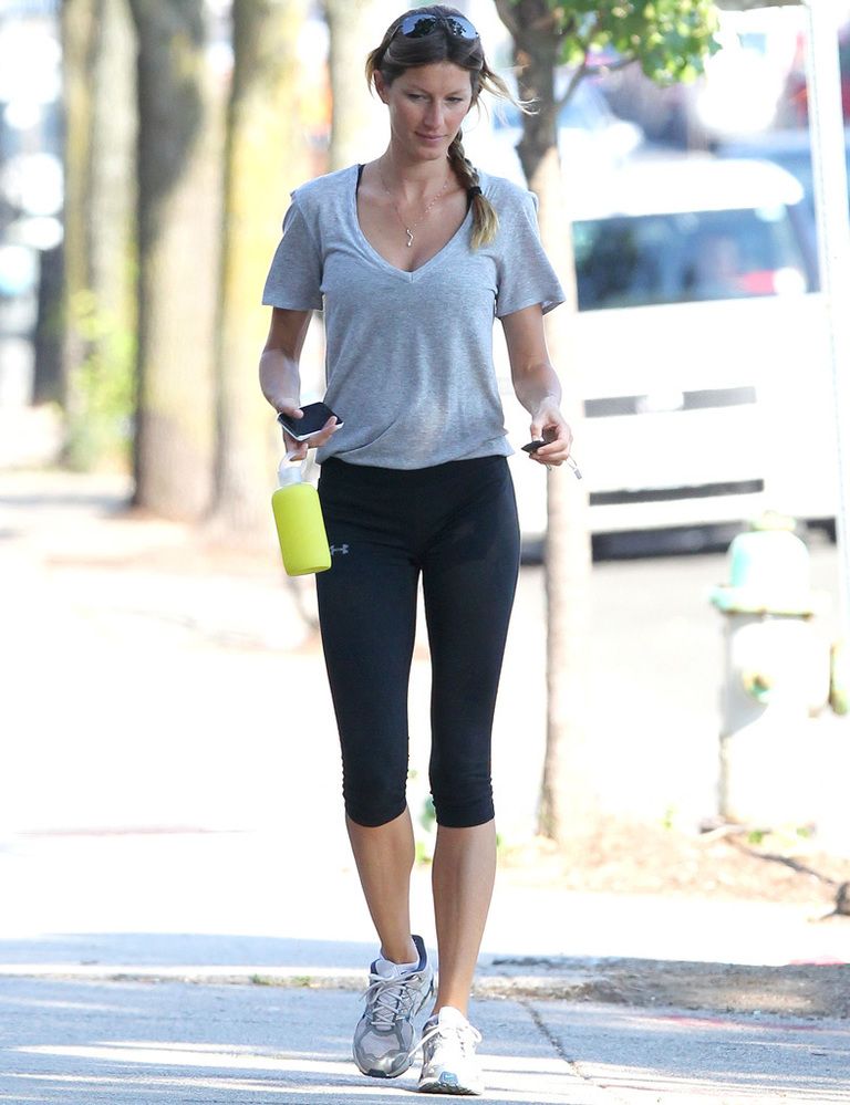 Jennifer Lopez lleva tenis blancos de Nike y leggings negros en
