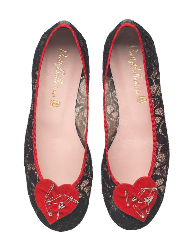 <p>Modelo 'Rosario black lace heart', un diseño más rompedor creado especialmente para San Valentín por <strong>Pretty Ballerinas </strong>(209 €).</p>