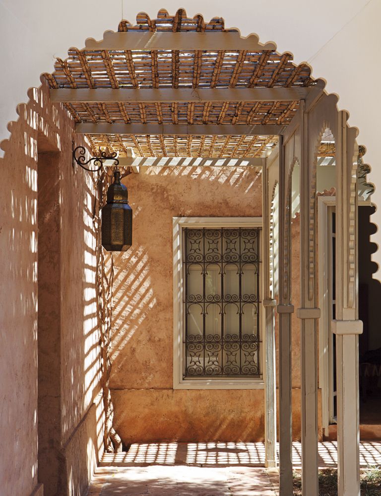 <p>Los corredores de madera con sus techos de bambú trenzado en torno a los patios, restaurados por Victoria Melián.&nbsp;</p>