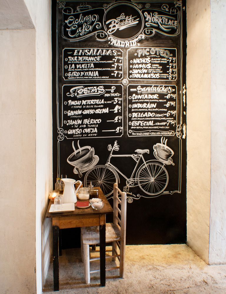 <p>Como confiesan sus dueños, este espacio, mitad <i>cycling</i> café, mitad <i>workplace,</i> nace de la pasión por las bicis, el arte y la cafeína. Es un lugar de encuentro para amantes de las dos ruedas en el que disfrutar de un bocado fresco o un buen <i>gin-tonic.</i> Visita su galería especializada en arte urbano. Plaza de San Ildefonso, 9, Madrid.</p>
