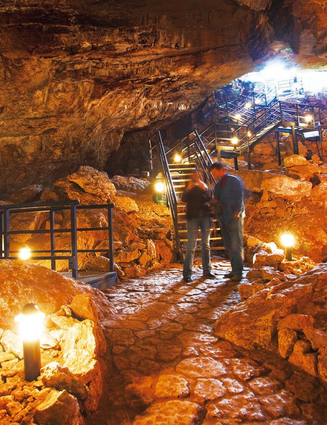 Interior de la cueva  de El Pendo.