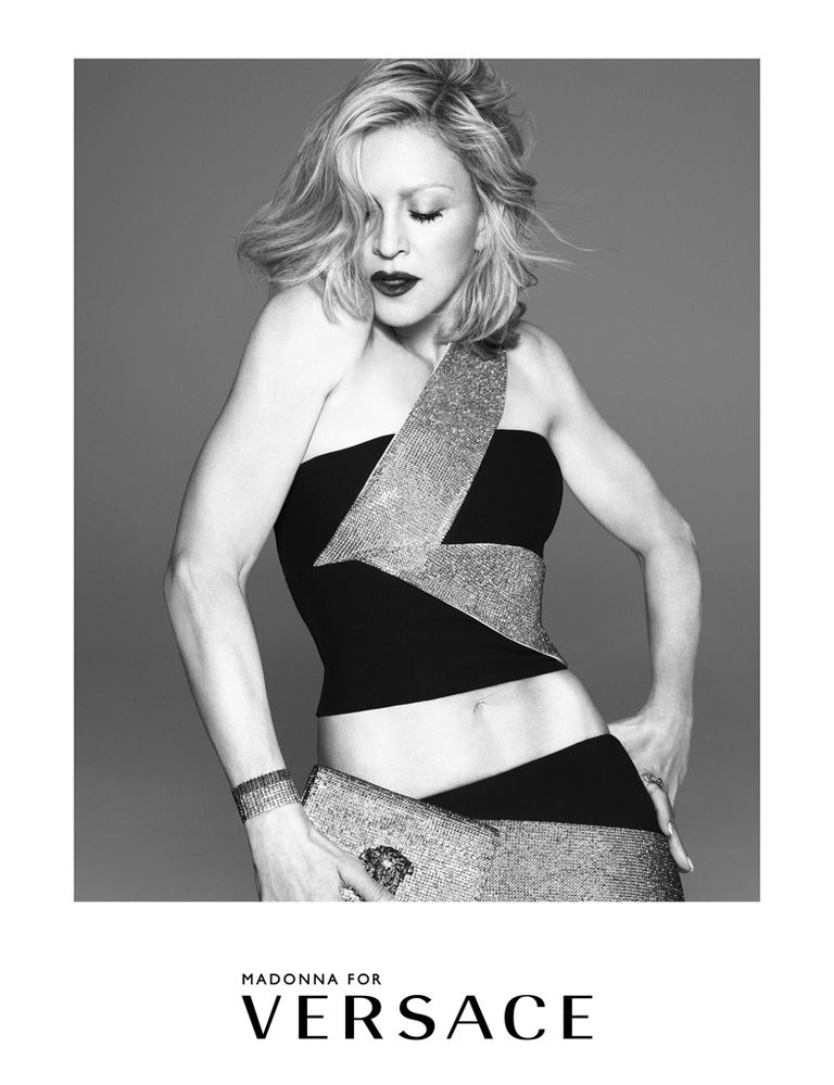 <p>Es la cuarta vez que Madonna ha aparecido en campañas publicitarias de <strong>Versace</strong>. La primera fue en 1995.</p>