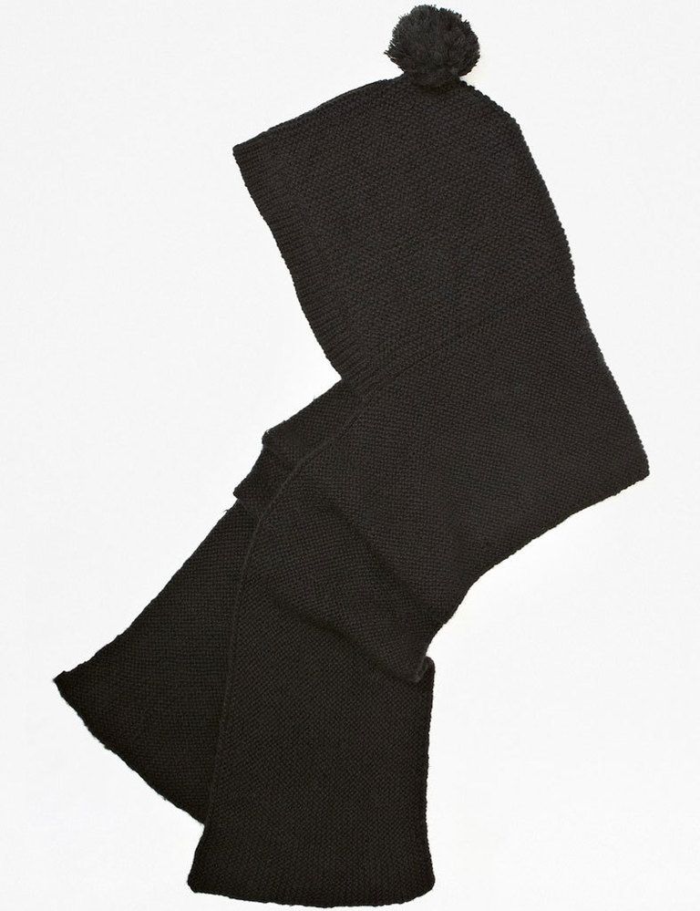 <p>Un dos en uno: gorrito con pompón y bufanda. Todo en color negro de <strong>French Connection</strong> (58,02€).</p>