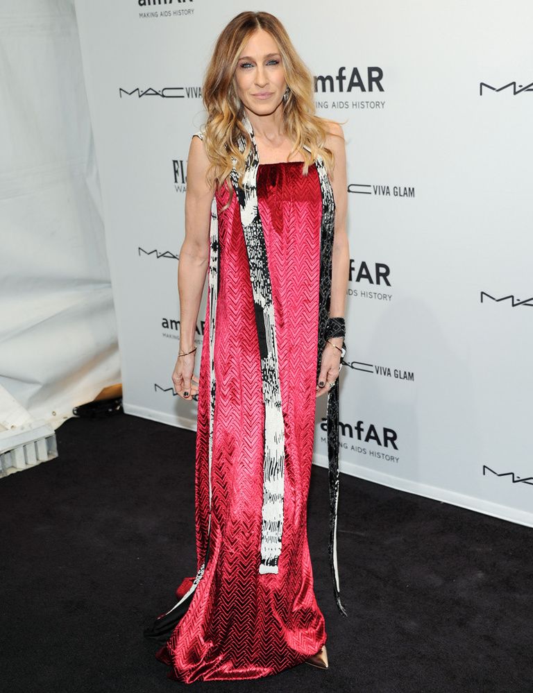 <p>La actriz y fashionista, <strong>Sarah Jessica Parker,</strong> volvió a demostrar que le gusta divertirse con la moda y lejos de pisar sobre seguro, arriesgó con este modelo columna con caída en fucsia con tiras en blanco y negro de terciopelo de <strong> Maison Martin Margiela Couture Spring 2013. </strong></p>