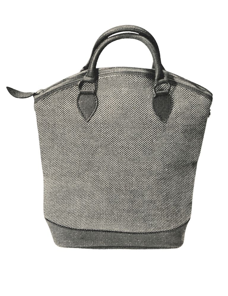 <p>En 1958, dentro de una colecciónde bolsas de viaje llamada Knick-Knack, apareció la silueta de lo que más tarde se convertiría en el bolso Lockit de Vuitton. Un bolso profundo con base de piel y dos asas cortas.</p>