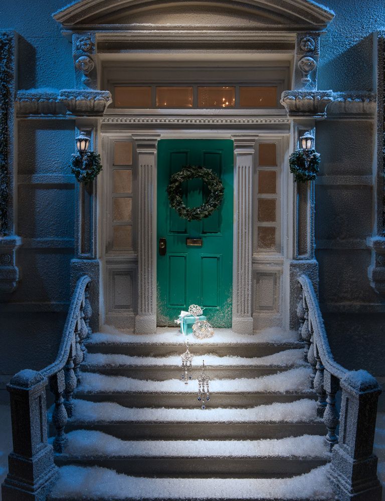 <p>Cautivadora y reconfortante, los escaparates de 2012 de Tiffany &amp; Co. celebran las tradiciones de la navidad con diseños creados por Richard Moore, Vicepresidente de Merchandising Visual y Creativo de Tiffany.</p>
