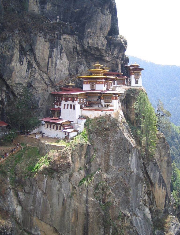 <p>Este pequeño país del Himalaya no mide su riqueza a través del PIB, sino en términos de Felicidad Interior Bruta. Su religión mayoritaria es el budismo, y aquí encontrarás templos tan impresionantes como el 'Nido del Tigre', un monasterio a más de 3.000 metros de altitud. Eso sí, debes sabes que el turismo en Bután tiene ciertas restricciones: deberás abonar una tasa de unos 200 € al día que incluyen alojamiento y transporte y contratar tu viaje a través de una de las agencias de viajes autorizadas por el Gobierno. Consulta más detalles en la agencia de viajes Godwana (<a href="http://godwana.es/" target="_blank">godwana.es</a>).</p>