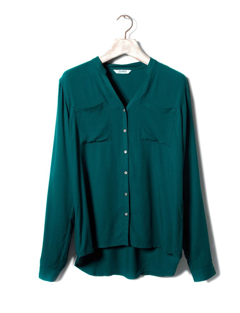 <p>Tono esmeralda para una camisa que resuelve tus looks casual, es <strong>de Pull&amp;Bear (12,99 €)</strong></p>