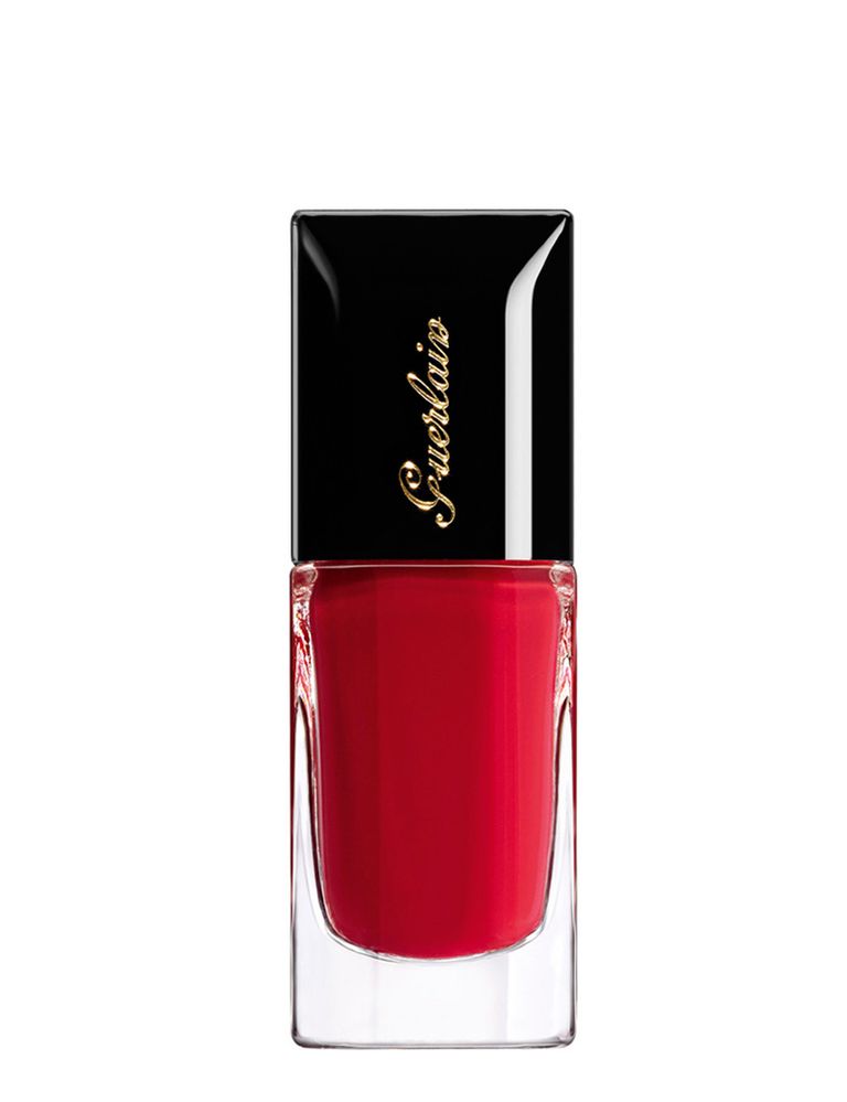 <p>Laca de uñas en tono rojo intenso de <strong>Guerlain.</strong></p>