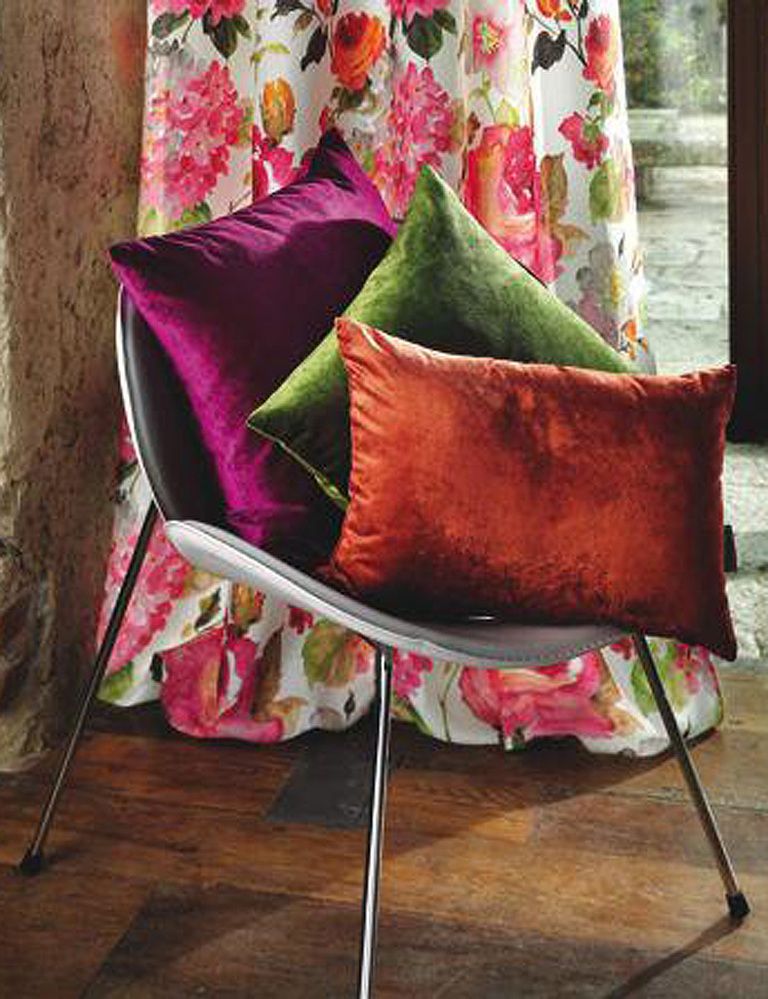 <p>Unos cojines de terciopelo como estos (en 9 colores y dos tamaños; desde 25 €) son el complemento perfecto a una cortina de flores como el modelo Jungle (de 140 x 270 cm, 79 €).</p>