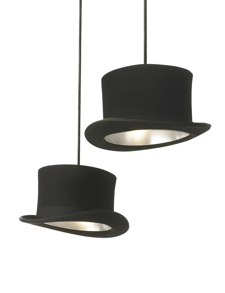 <p>Estas chisteras son las lámparas <i>Sombrero de copa</i>, 41,50 €/cu, en <a href="http://achica.es" target="_blank">achica.es</a>.</p>