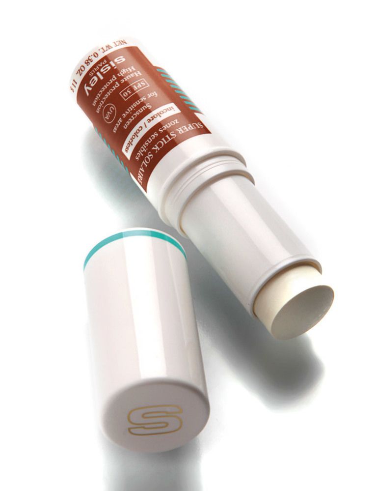 <p><strong>Sisley</strong> 'Super Stick Solaire', protección para pieles sensibles (84€).</p>