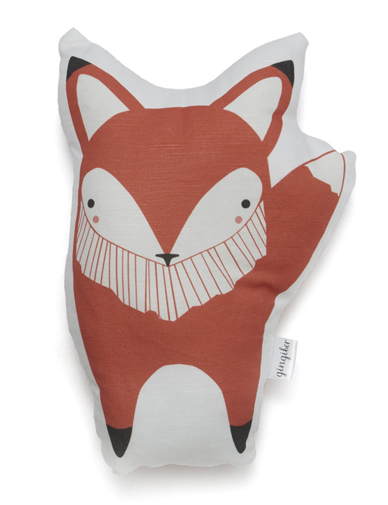 <p>Cojín de tela con forma de zorro de <a href="http://www.piamakers.com/index.php/little-ones/orange-fox-pillow.html?___store=es&amp;___from_store=default" title="Pia and the makers" target="_blank">Pia ans the makers</a> (26 €).</p>
