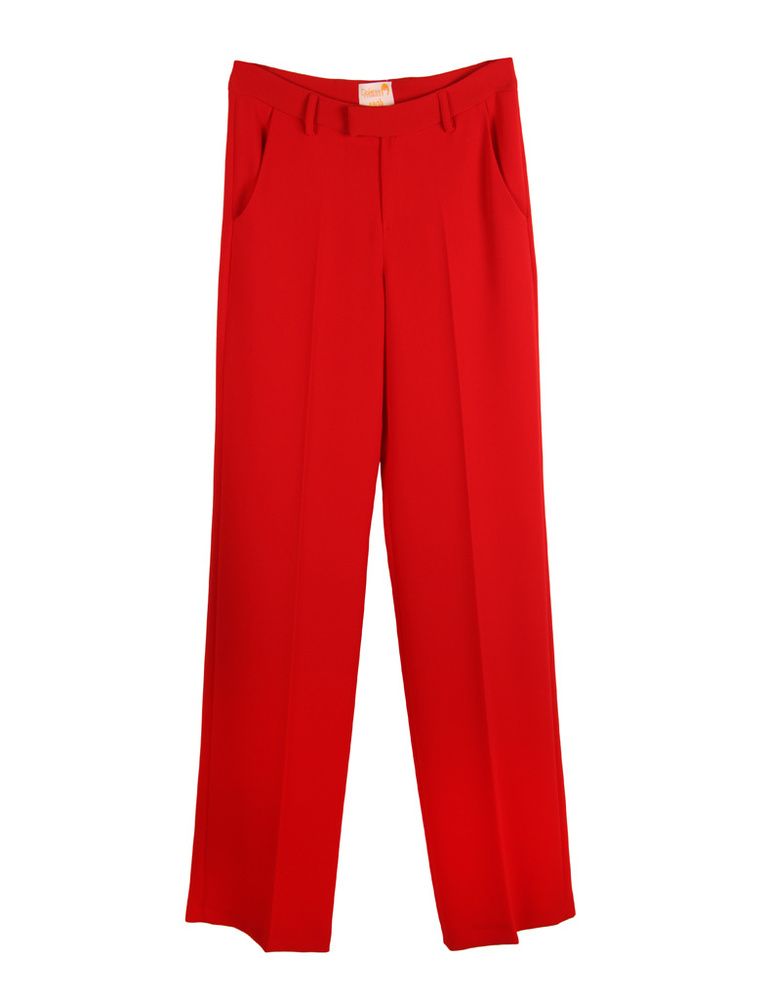 <p>Pantalones anchos rojos para combinar con todo. <strong>Cuestan 129,90 €.</strong></p>