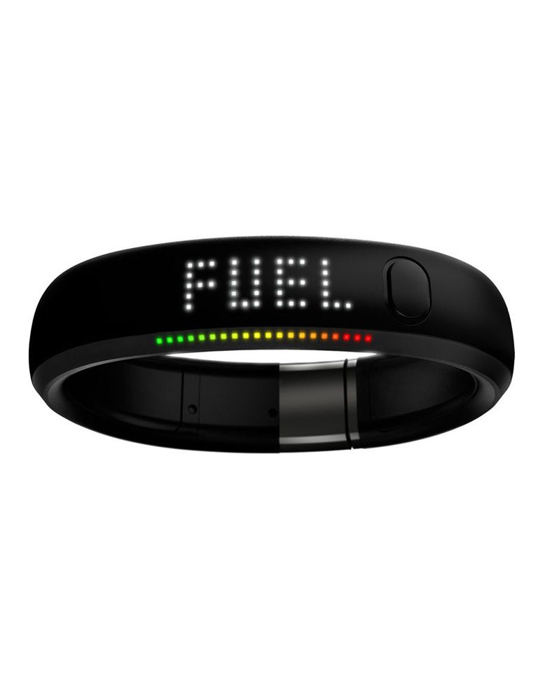 <p>La apuesta de Nike en el sector de las pulseras inteligentes es <strong>Fuel Band</strong>, un 'gadget' con una pequeña pantalla de leds que cuantifica las actividades diarias, las calorias gastadas y hasta el día y la hora. La novedad es que cada una de tus actividades genera 'Nike Fuel', puntos que van añadiéndose a tu cuenta y que te permiten alcanzar objetivos prefijados, compararte con otros usuarios u obtener recompensas.</p><p>Fuel Band puede conectarse a una <i>app</i> (solo disponible para iOS) que permite conocer toda la información sobre tu actividades al detalle y establecer patrones entre ellas. Esta pulsera dispone de una fila de luces LED que van encendiéndose a medida que cumplas tus objetivos cada día. ¿Lo peor? que, por el momento, solo puede adquirirse desde Estados Unidos o Reino Unido.</p>