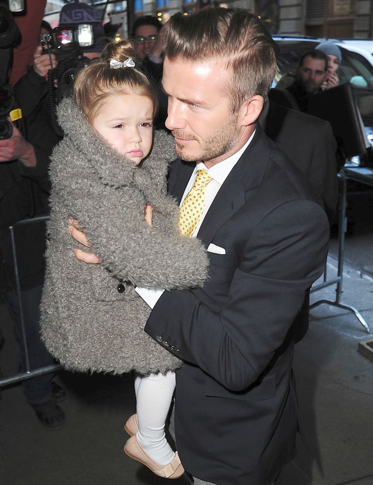 <p>En los días de frío la pequeña de los&nbsp;Beckham mantiene su estilo con un abrigo de pelo gris, leotardos blancos y bailarinas.</p>