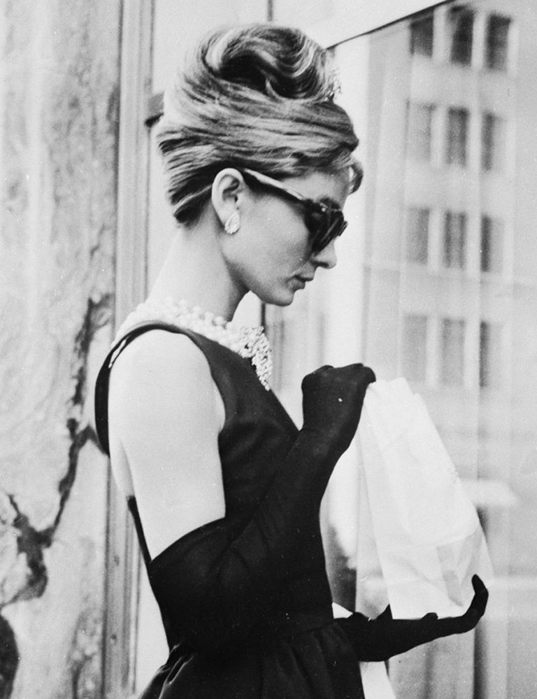 <p><strong>Audrey Hepburn</strong> protagonizó muchos hitos en el mundo de la belleza y la moda, pero nos quedamos con su moño alto en 'Desayuno con diamantes'. ¿El toque 'deluxe'? Un broche joya.</p>