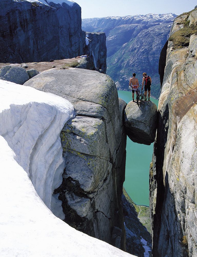 <p>Sólo con ver la imagen seguro que a muchos ya les tiemblan las piernas. La roca Kjerag está encajada entre dos paredes rocosas y se encuentra a 1.000 metros de altura sobre el fiordo noruego Lysefjorden. Hacerse fotos sobre ella es posible, sólo hay que reunir el valor suficiente.</p>