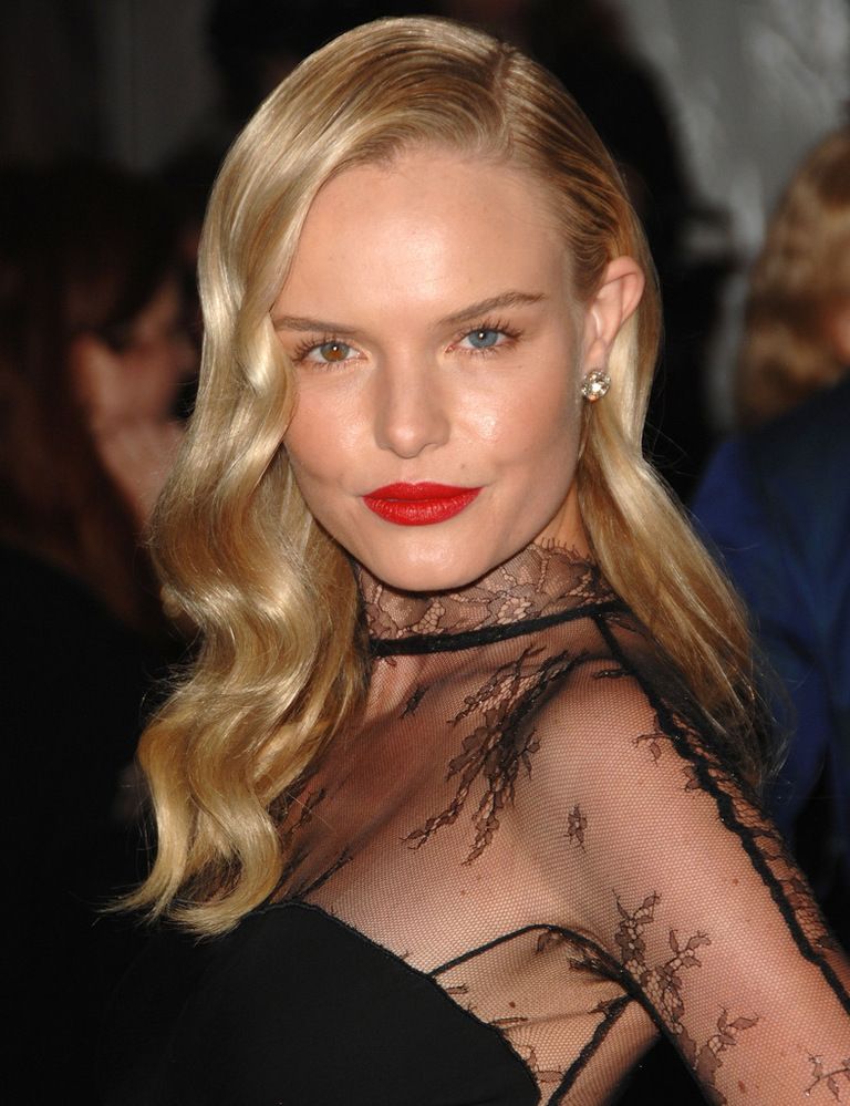 <p>La actriz <strong>Kate Bosworth</strong> apuesta por el <i>vintage</i> con una melena con ondas y ladeada.</p>