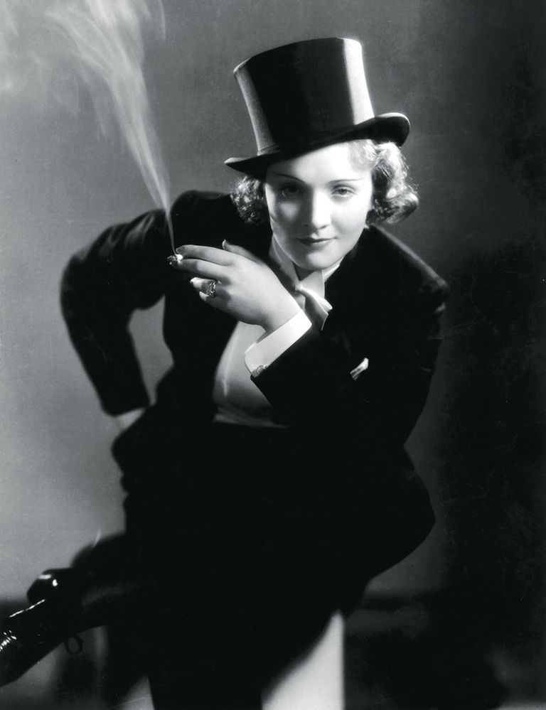 <p>Corría el año 1930 y <strong>Marlene Dietrich</strong> era conocida entre el público por sus películas y también por mantener relaciones afectivas con hombres y con mujeres. Ese mismo año, se estrenó <strong>'Marruecos'</strong> y la Dietrich dejó noqueado a todo el mundo. Fue la primera vez que una mujer lucía pantalones en el cine, en este caso un precioso esmóquin con pajarita y chistera, en una escena en la que cantaba en un cabaret y, al terminar su actuación, besaba a una mujer del público.</p>
