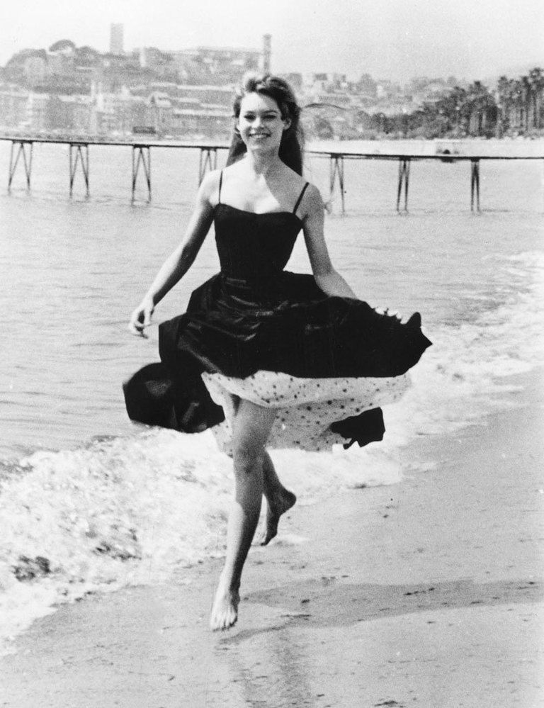 <p>La icónica actriz francesa, que en 1953 sorprendió al mundo al posar en bikini (lo hizo precisamente en Cannes en 1953), volvió a la Croisette en 1956. El vestido negro de BB con bajo de can-can llenó el Festival de 'chic' parisino.</p>