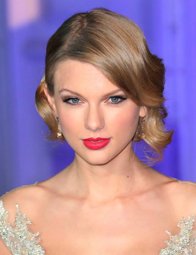 <p>&nbsp;Unos clásicos labios rojos son el look perfecto para la Navidad.&nbsp;<strong>Taylor Swift</strong> nos lo demuestra con un look de diez para estas fiestas: labios en rojo fresa, mirada delineada en negro y peinado al estilo Años 20.</p>