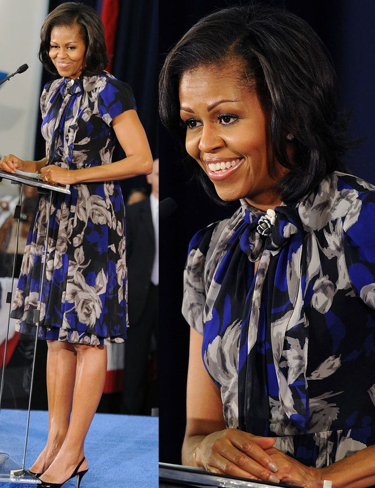 <p>Michelle Obama tiene claro lo que le sienta bien y lo explota. Ha encontrado un favorecedor estilo lady que luce en looks como este vestido floral con lazada en el cuello.</p>