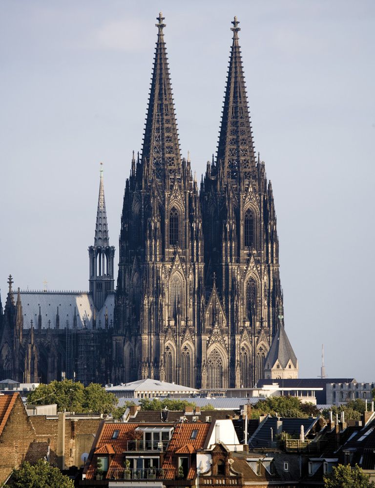 <p>La Catedral de Colonia se sitúa a orillas del Rin y es uno de los monumentos más visitados de Alemania. Comenzó a construirse en 1248 pero no estuvo terminada hasta 1880. La altura de sus famosas agujas sólo es superada por otra catedral alemana, la de Ulm. Su mayor atracción turística, además de su belleza, son los restos de los Reyes Magos que se conservan en un enorme relicario de oro macizo.  </p>