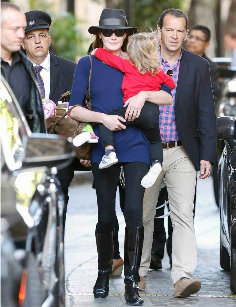 <p>Con 44 años la modelo y cantante se quedó embarazada del presidente de Francia, Nicolás Sarkozy, dando a luz a una niña llamada Giulia.</p>