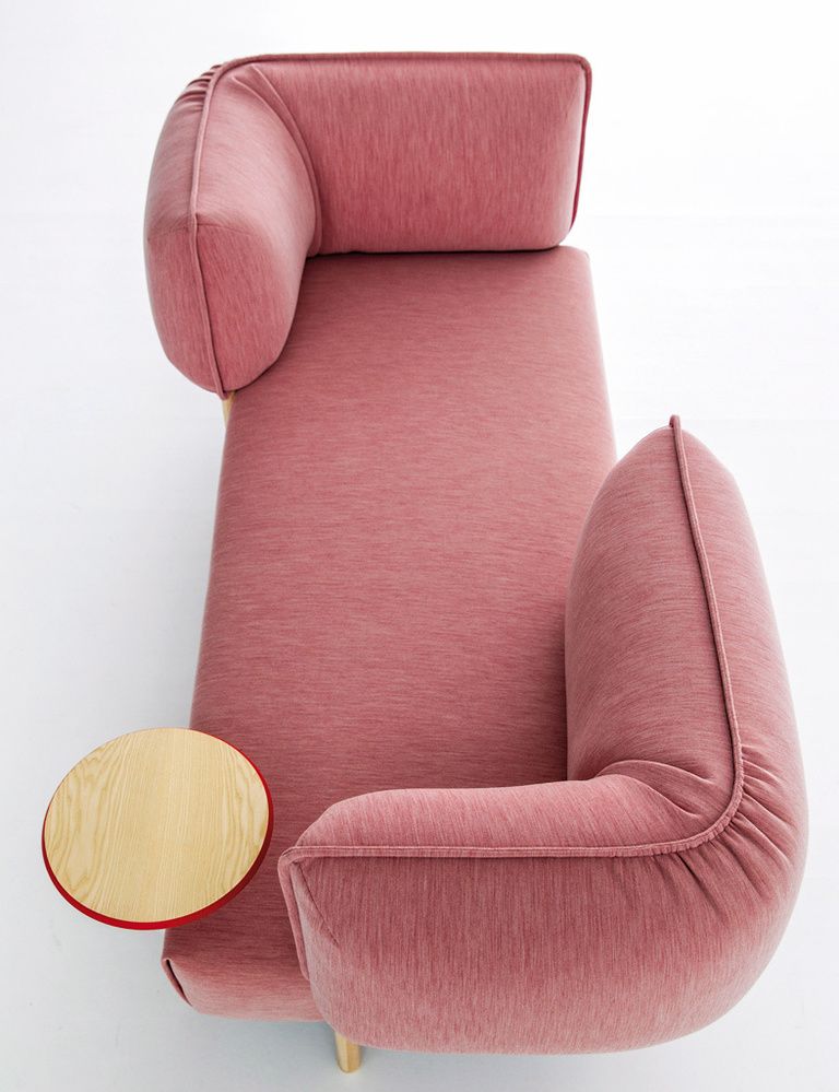 <p>La emperatriz del diseño Patricia Urquiola también se apunta a las formas redondeadas y rosas con el sofá modular (Love Me) Tender para <strong>Moroso.</strong> <i>Ohhh!</i> </p>