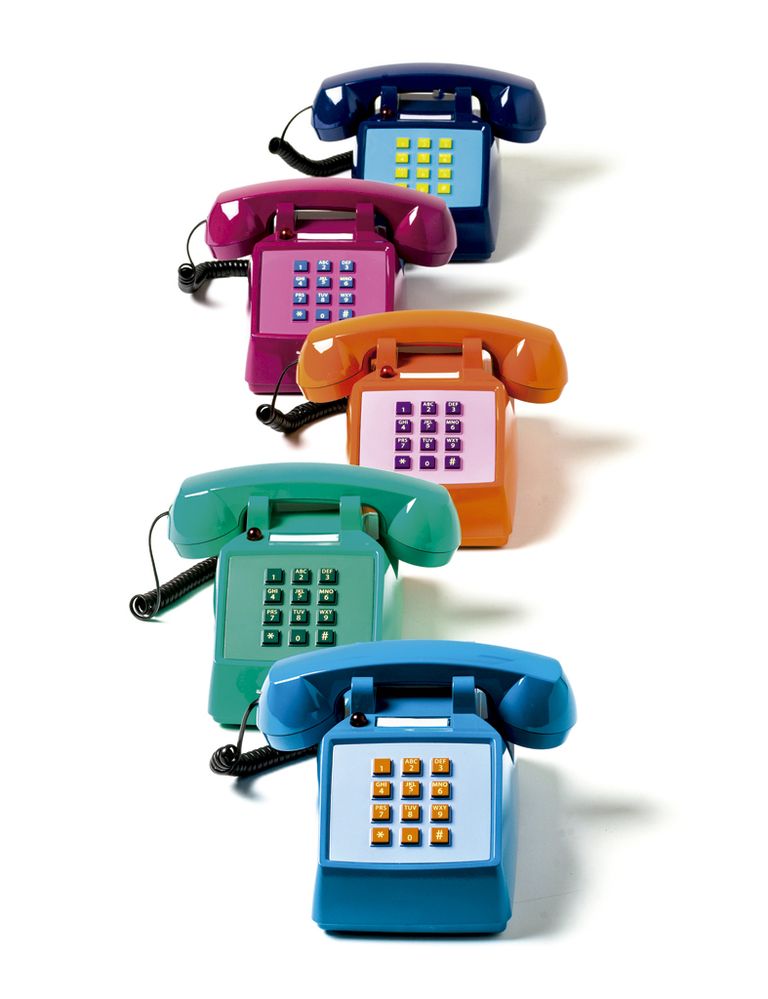 <p>Teléfono de estética retro en colores de <a href="http://es.benetton.com/" target="_blank"><strong>Benetton</strong></a> (45 €).</p>