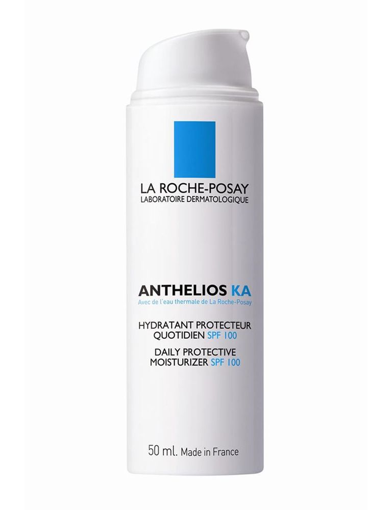 <p>'Anthelios Ka' (21 €), de <strong>La Roche-Posay.</strong> Protege durante ocho horas las pieles sensibles; es un hidratante para rostro, cabeza, cuello, escote, brazos y manos con SPF 100.</p>