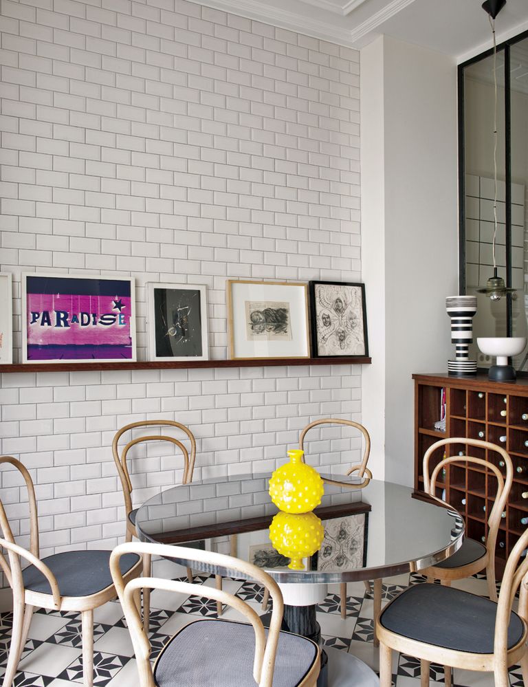 <p>En los cafés parisinos está inspirada esta mesa con encimera de espejo, diseñada  por la decoradora India Mahdavi y realizada a medida. Las sillas modelo <i>Thonet</i> fueron  intervenidas por el artista Pablo Reinoso.  Sobre el estante, y de izquierda a derecha, foto de Jack Pierson, obra de los '70, <i>Colère de lunette,</i> de Armand, y un dibujo de  William Kentridge y obra de Jim Shaw.&nbsp;&nbsp; </p>