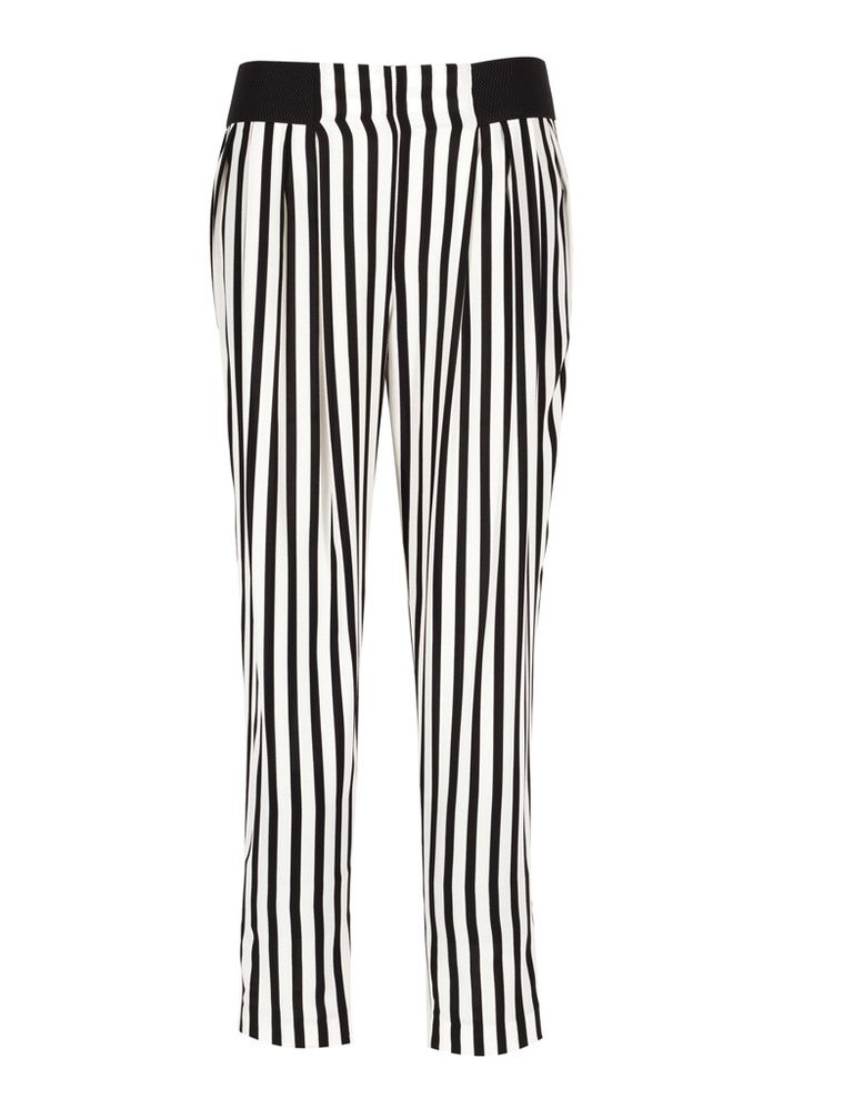 <p>Pijama pant de rayas con cinturilla negra <strong>de Zara.</strong> Perfecta para un look formal.</p>