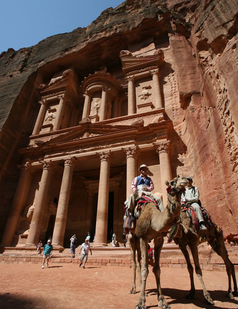 <p>Es uno de los países del Próximo Oriente que más turistas atrae. Su mayor tesoro es Petra, la espléndida capital de los nabateos con una arquitectura tallada en la piedra arenisca capaz de dejar sin palabras. Pero el viaje no acaba aquí, el desierto de Wadi Rum bien merece una visita para contemplar el color rojo de su arena, sus montañas erosionadas o sus carabanas de dromerarios. Descúbrelo en <a href="http://www.expedia.es/" target="_blank">Expedia.es</a>.</p>